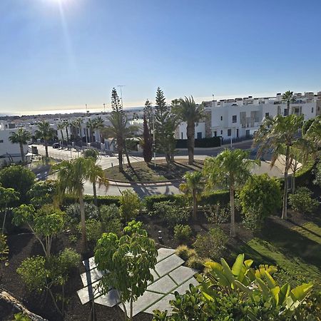 Nice 2 Bedroom Bali Apartment With Sea Views Торрев'єха Екстер'єр фото