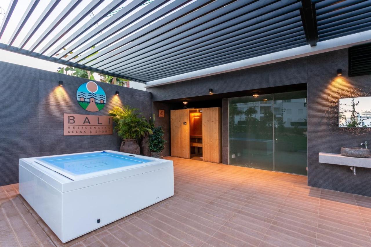 Nice 2 Bedroom Bali Apartment With Sea Views Торрев'єха Екстер'єр фото