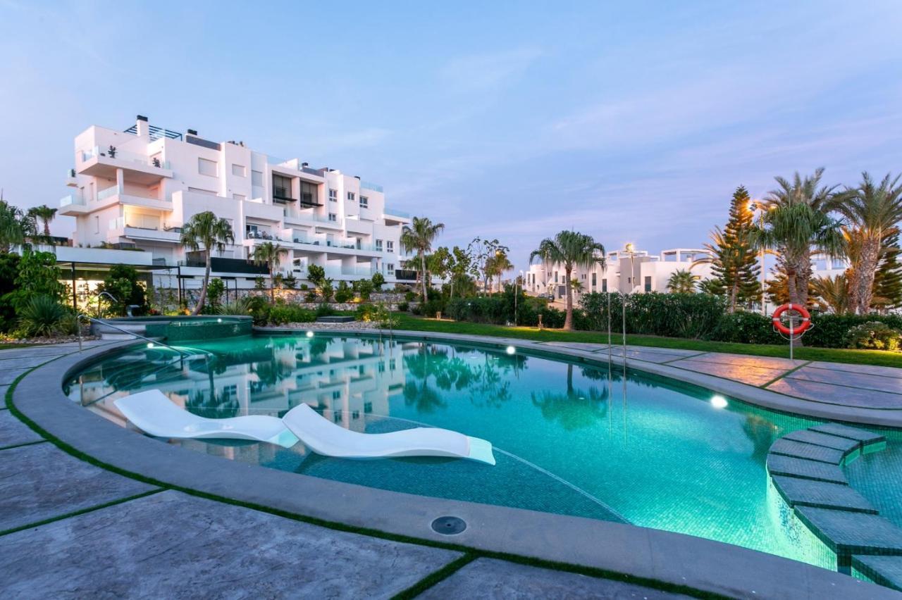 Nice 2 Bedroom Bali Apartment With Sea Views Торрев'єха Екстер'єр фото