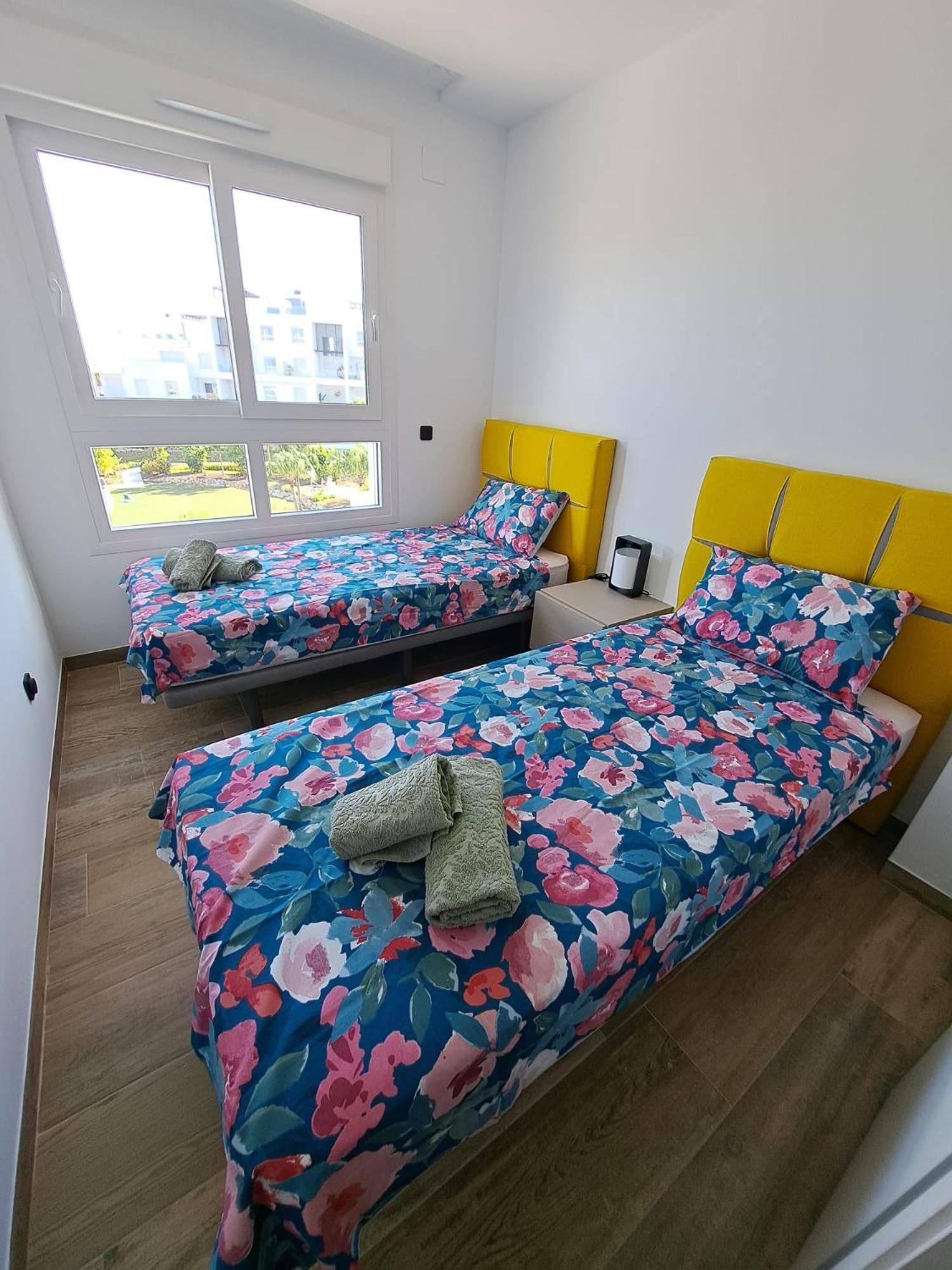 Nice 2 Bedroom Bali Apartment With Sea Views Торрев'єха Екстер'єр фото