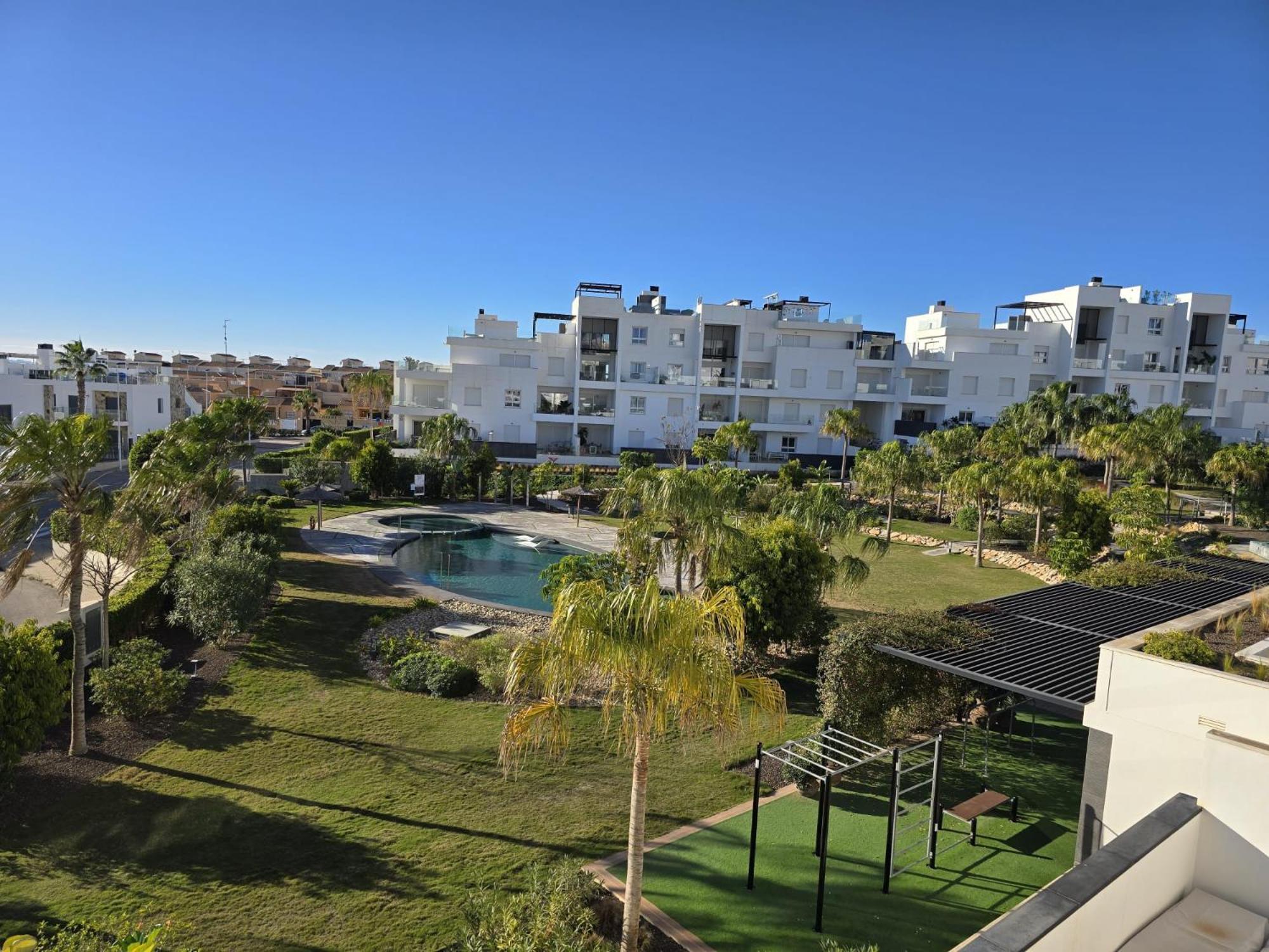 Nice 2 Bedroom Bali Apartment With Sea Views Торрев'єха Екстер'єр фото