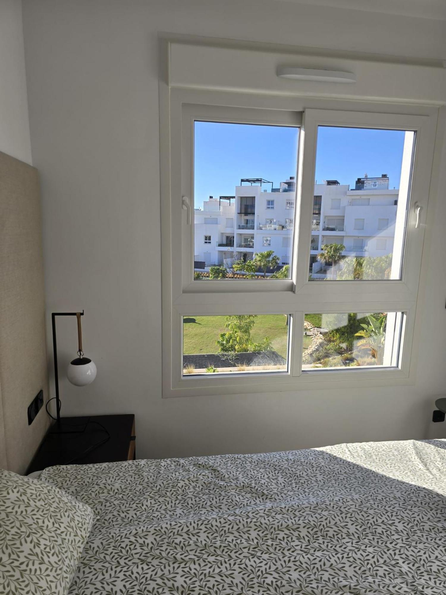 Nice 2 Bedroom Bali Apartment With Sea Views Торрев'єха Екстер'єр фото