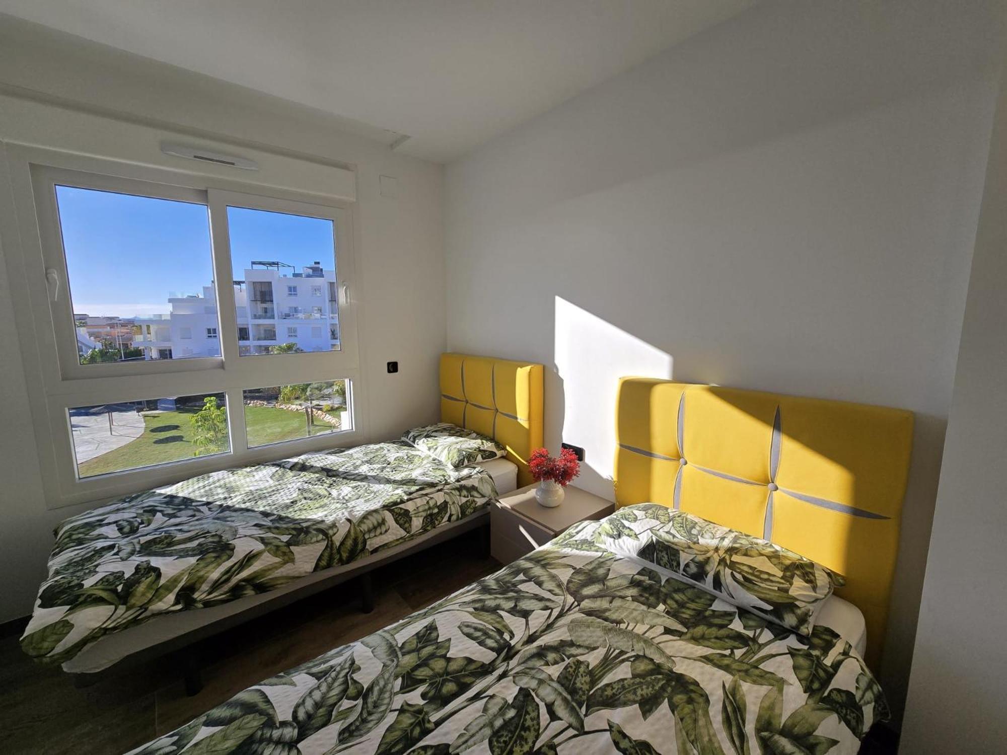 Nice 2 Bedroom Bali Apartment With Sea Views Торрев'єха Екстер'єр фото